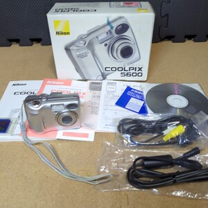 Nikon COOLPIX 5600 コンパクトデジタルカメラ シルバー｜Yahoo!フリマ