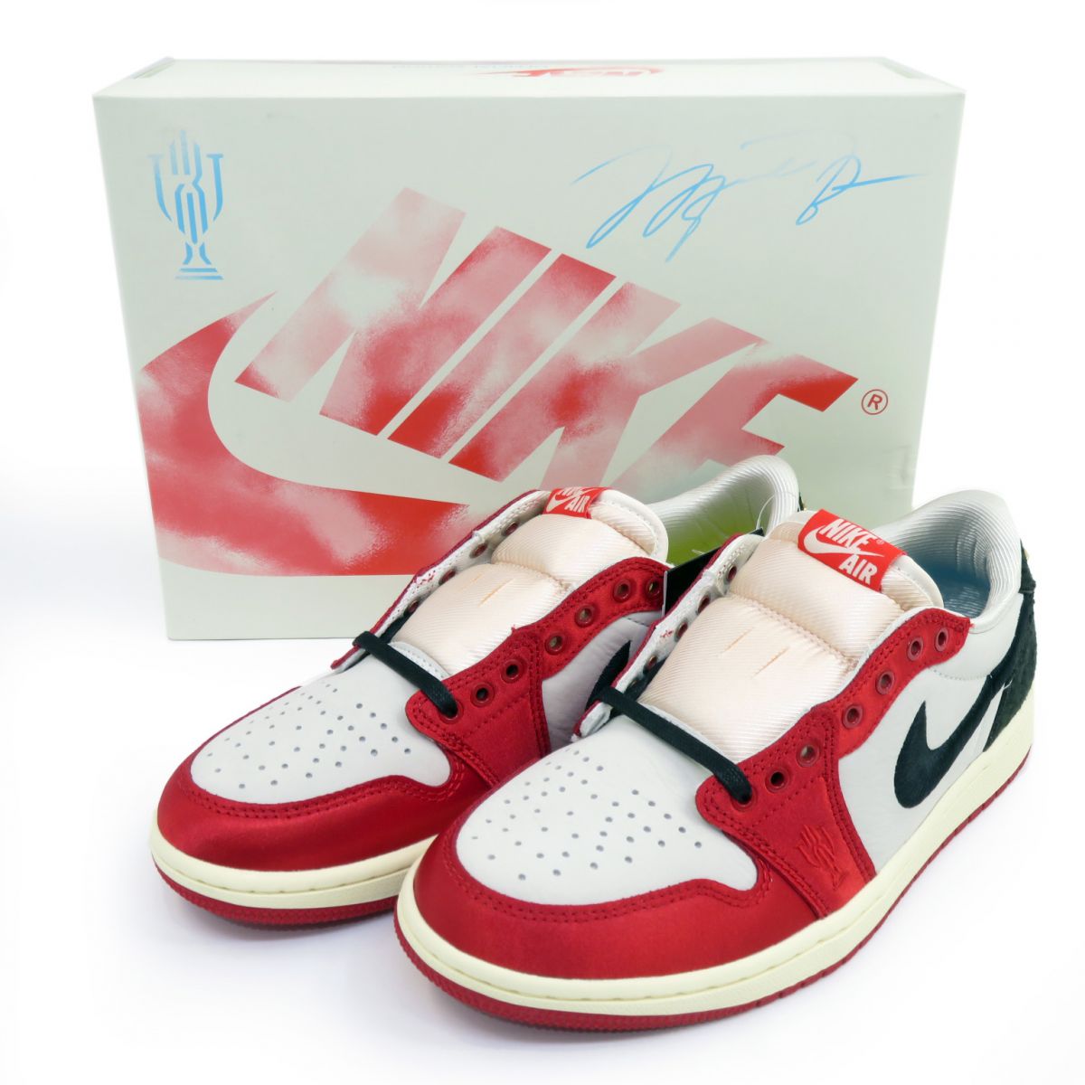 TROPHY ROOM × AIR JORDAN 1 LOW OG "SAIL AND VARSITY RED" FN0432-100 （セイル/バーシティレッド/モスリン/ブラック）