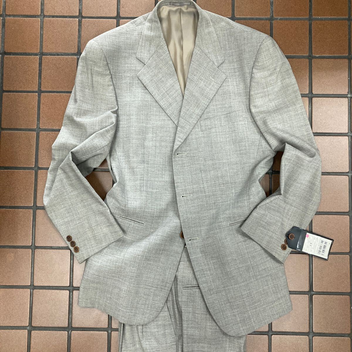 新品★訳あり★タグ付き高級SAN SEBASTIAN ヴィンテージ3つボタンスーツセットアップ　サイズAM サンドベージュ系シャークスキン　日本製