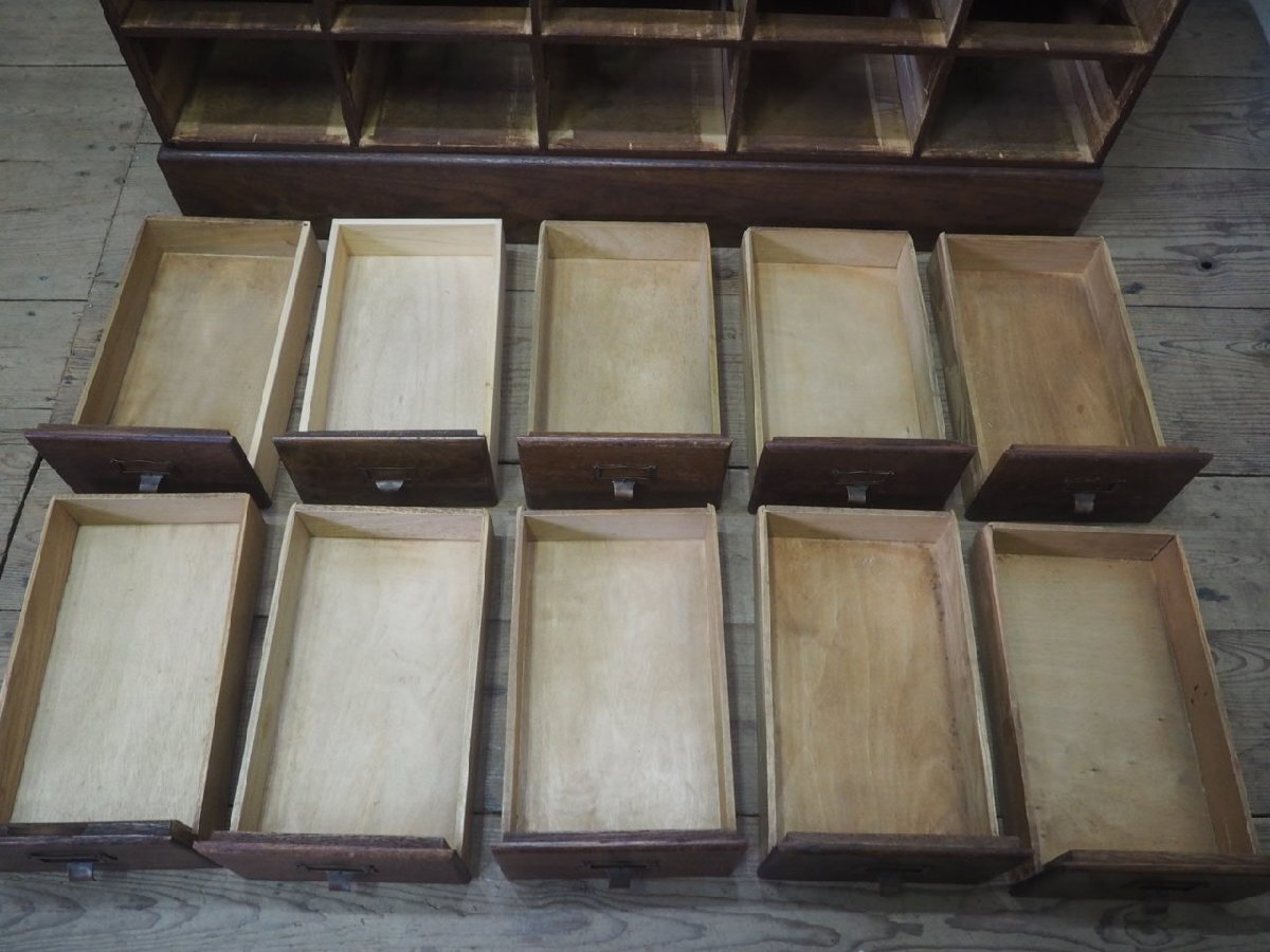 タP0083◆H83cm×W121cm◆引き出し20杯◆イギリスアンティーク◆大きい木製サイドボード◆英国 飾り棚 収納棚 陳列台 キャビネットO卸