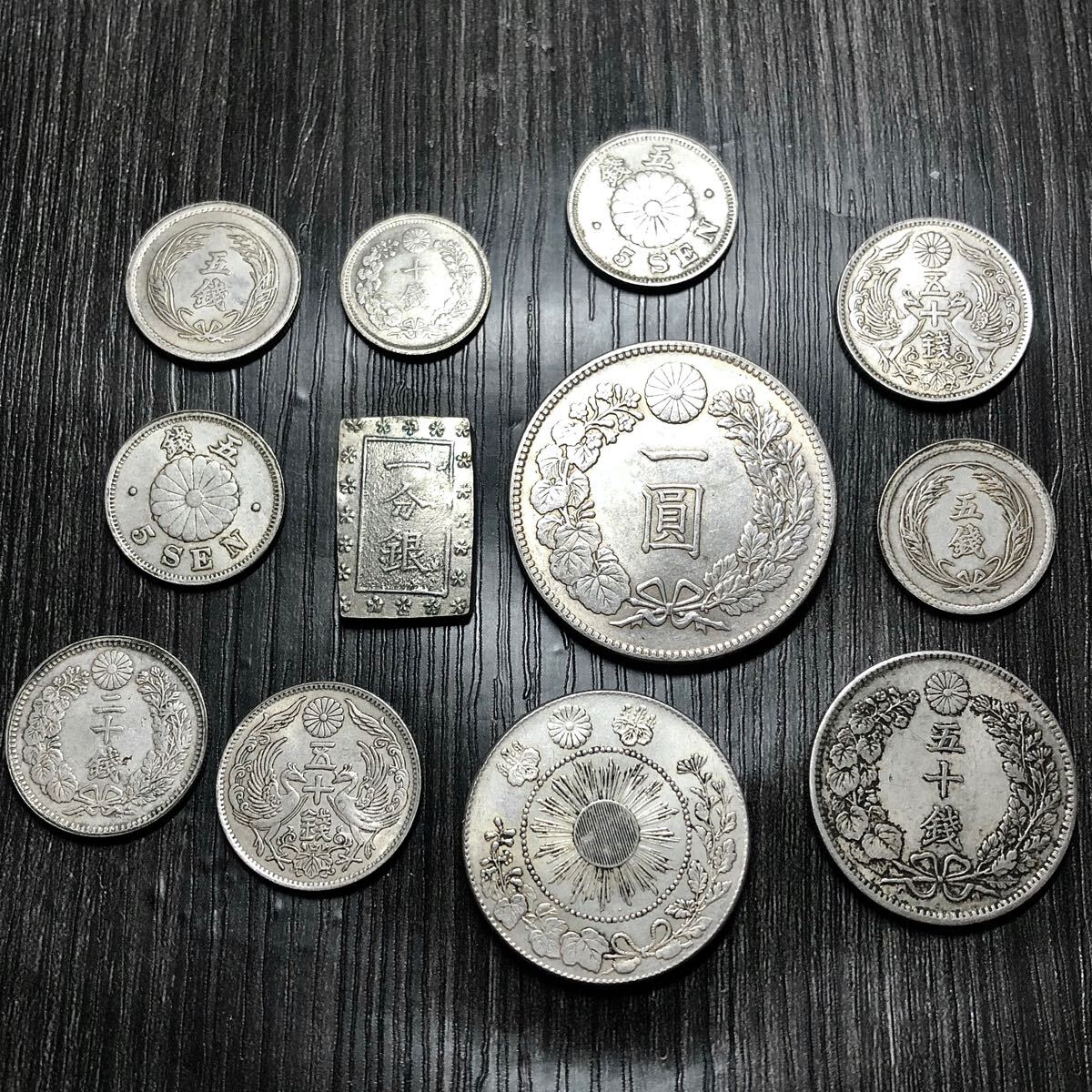 銀貨 日本古銭 12枚セット 天保一分銀 新1円銀貨 五十銭 二十銭 十銭 五銭銀貨 まとめ アンティーク 旭日 竜 (1円銀貨)|売買されたオークション情報、Yahoo!オークション(旧ヤフオク!) の商品情報をアーカイブ公開 - オークファン(aucfan.com) 銀貨 日本古銭 12枚セット 天保一分銀 新1円銀貨 五十銭 二十銭 十銭 五銭銀貨 まとめ アンティーク 旭日 竜 (1円銀貨)|売買されたオークション情報、Yahoo!オークション(旧ヤフオク!) の商品情報をアーカイブ公開 - オークファン(aucfan.com)