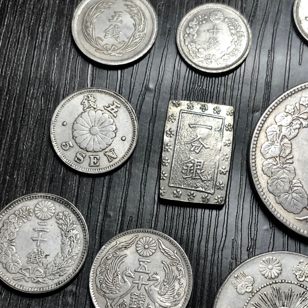 銀貨 日本古銭 12枚セット 天保一分銀 新1円銀貨 五十銭 二十銭 十銭 五銭銀貨 まとめ アンティーク 旭日 竜 (1円銀貨)|売買されたオークション情報、Yahoo!オークション(旧ヤフオク!) の商品情報をアーカイブ公開 - オークファン(aucfan.com) 銀貨 日本古銭 12枚セット 天保一分銀 新1円銀貨 五十銭 二十銭 十銭 五銭銀貨 まとめ アンティーク 旭日 竜 (1円銀貨)|売買されたオークション情報、Yahoo!オークション(旧ヤフオク!) の商品情報をアーカイブ公開 - オークファン(aucfan.com)