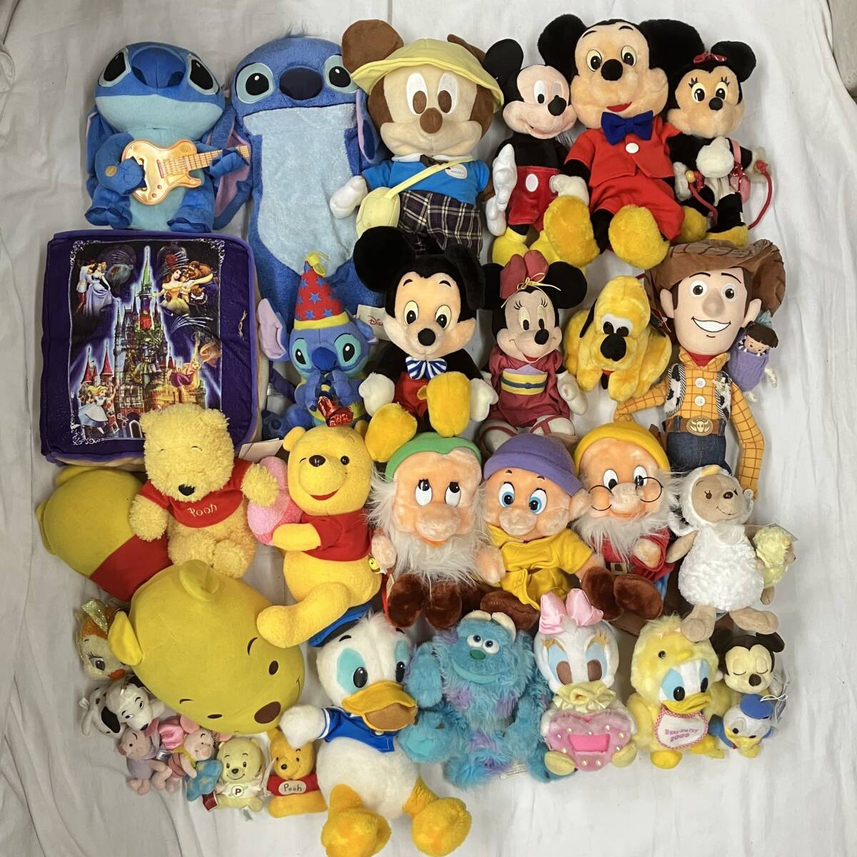 (志)【Disney】ディズニーキャラクター ぬいぐるみ 大量 まとめ 31体+クッション1個 約5kg ミッキー ミニー ドナルド プーさん 他(I)0115Y