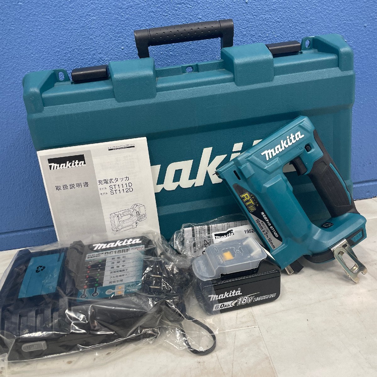 ω未使用品【Makita マキタ 充電式タッカ ST112DRG 電動工具 現場道具 建築土木 DIY 大工 バッテリ1個 充電器付き ステープル】TK3807