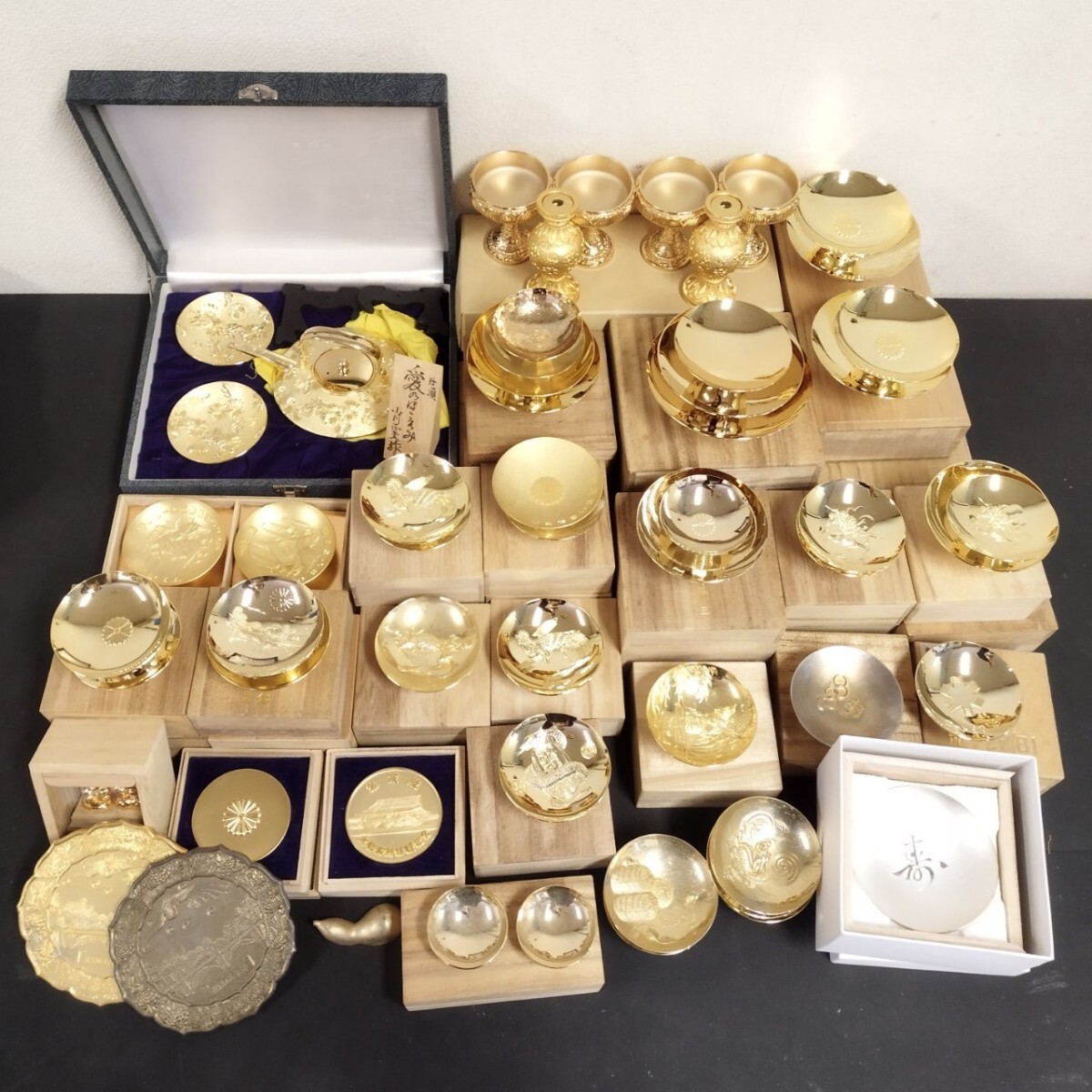 10802 金杯 大量 まとめ 木箱 酒器 金盃 銀杯 盃 記念品 置物 10802 金杯 大量 まとめ 木箱 酒器 金盃 銀杯 盃 記念品 置物
