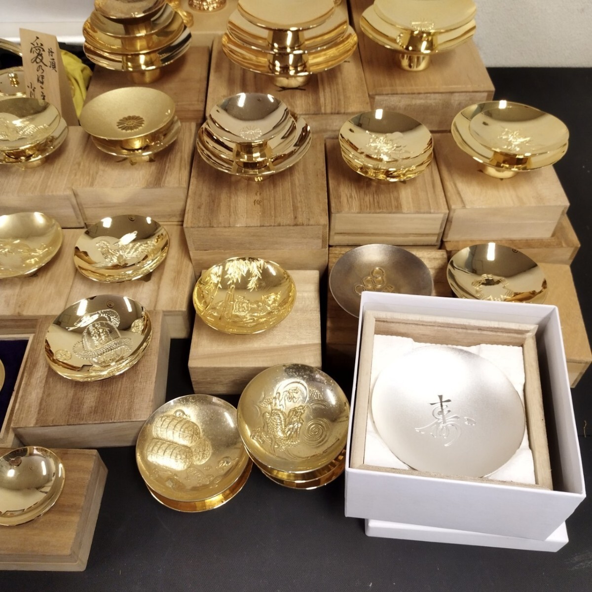 10802 金杯 大量 まとめ 木箱 酒器 金盃 銀杯 盃 記念品 置物 10802 金杯 大量 まとめ 木箱 酒器 金盃 銀杯 盃 記念品 置物