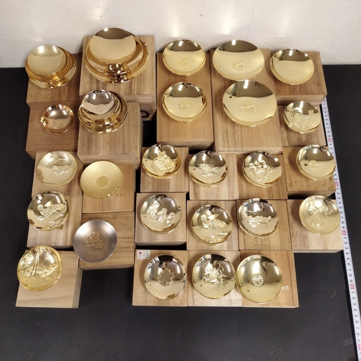 10802 金杯 大量 まとめ 木箱 酒器 金盃 銀杯 盃 記念品 置物 10802 金杯 大量 まとめ 木箱 酒器 金盃 銀杯 盃 記念品 置物
