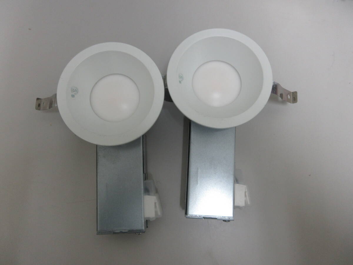 NA011010　中古品　コイズミ　AD7101W27　LEDダウンライト　散光配光　電球色　人感センサー機能付き　埋込穴100　2個セット