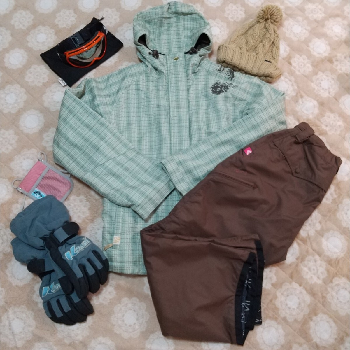 ROXYロキシースノーボードウェアM上下セットSWANSスワンズゴールその他グローブニット帽パスケースおまけ付一式まとめて緑チェック茶橙バラ