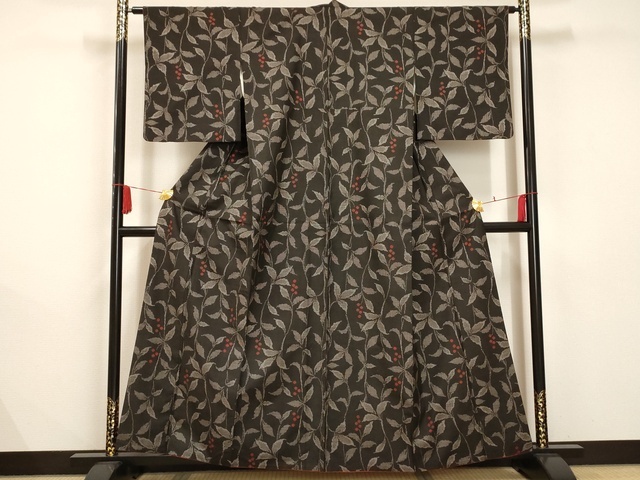 平和屋着物■本場大島紬　7マルキ　泥染　花唐草文　黒地　阪急百貨店扱い　正絹　逸品　AAAL7544gk