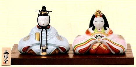 薬師窯　染絵内裏雛（家具調木目飾り板付き）ひな人形　ひな祭り　お雛様★新品 送料無料★節句 女の子 お祝い コンパクト 雛人形 5613621