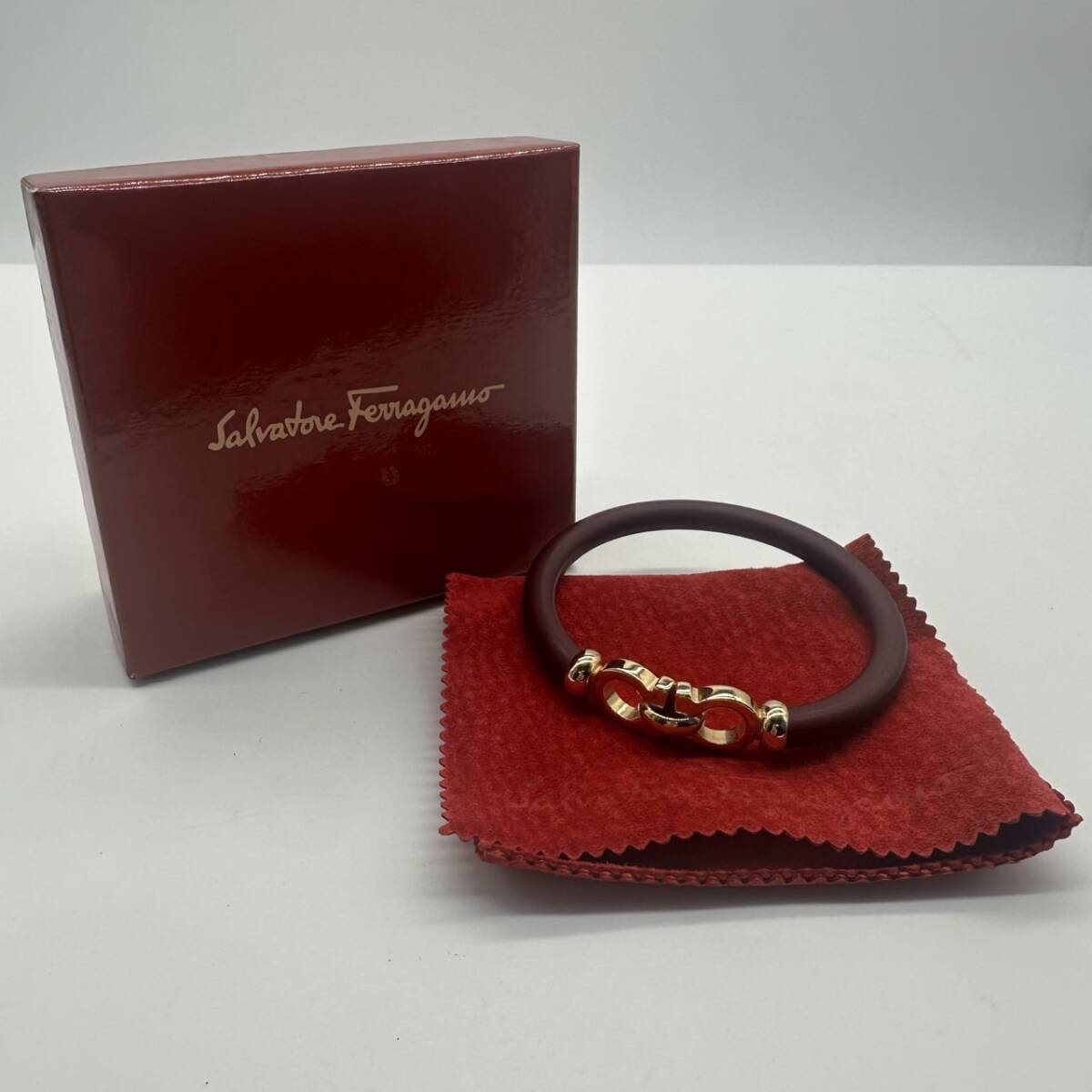 埼28 Salvatore Ferragamo フェラガモ バングル ブレスレット/箱付き