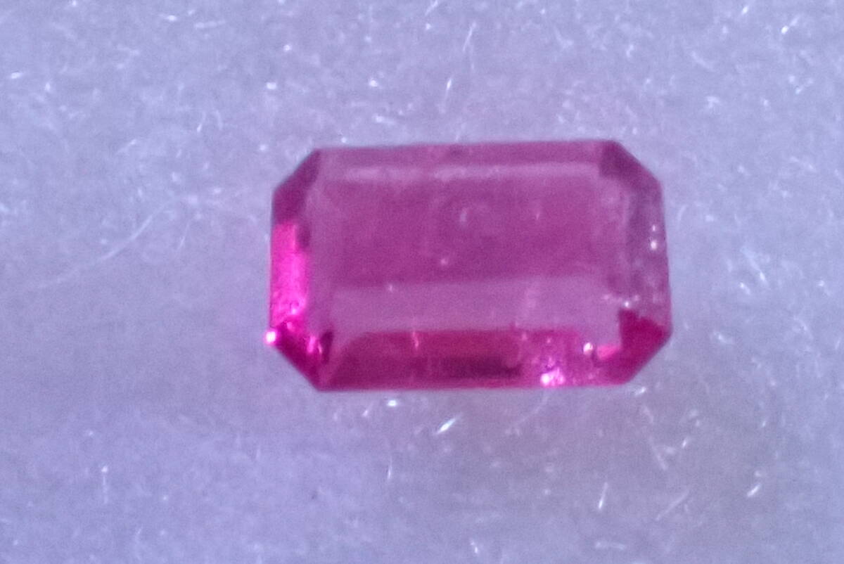 レッドベリル　0.083ct　ソーティング付き