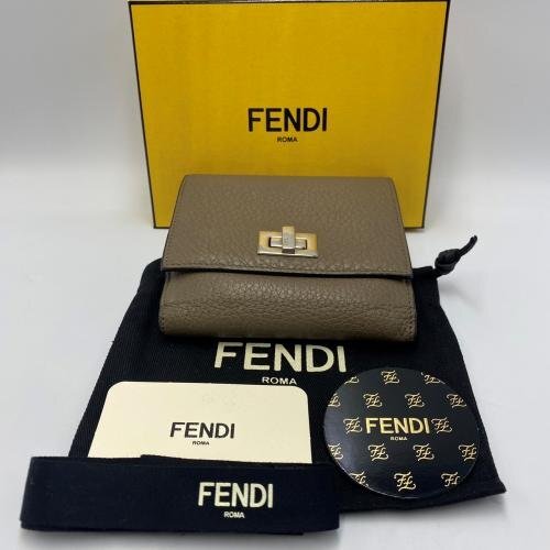 FENDI フェンディ 8M0438 二つ折り財(cái)布 ブランド レディース メンズ レザー グレージュ系 コンパクトウォレット