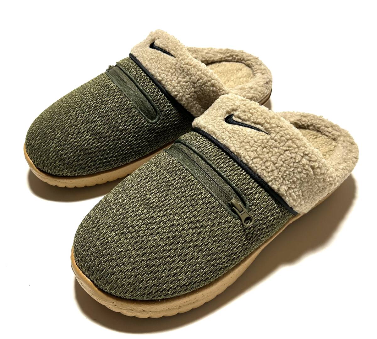 NIKE BURROW（US8／26cm）オリーブ ナイキ バロウ スリッポン サンダル スリッパ フリース ボア 冬 防寒