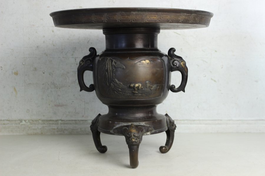 美品【勝雲造 銅製 薄端 三つ足 二耳 龍 花器 重 美品【勝雲造 銅製 薄端 三つ足 二耳 龍 花器 重