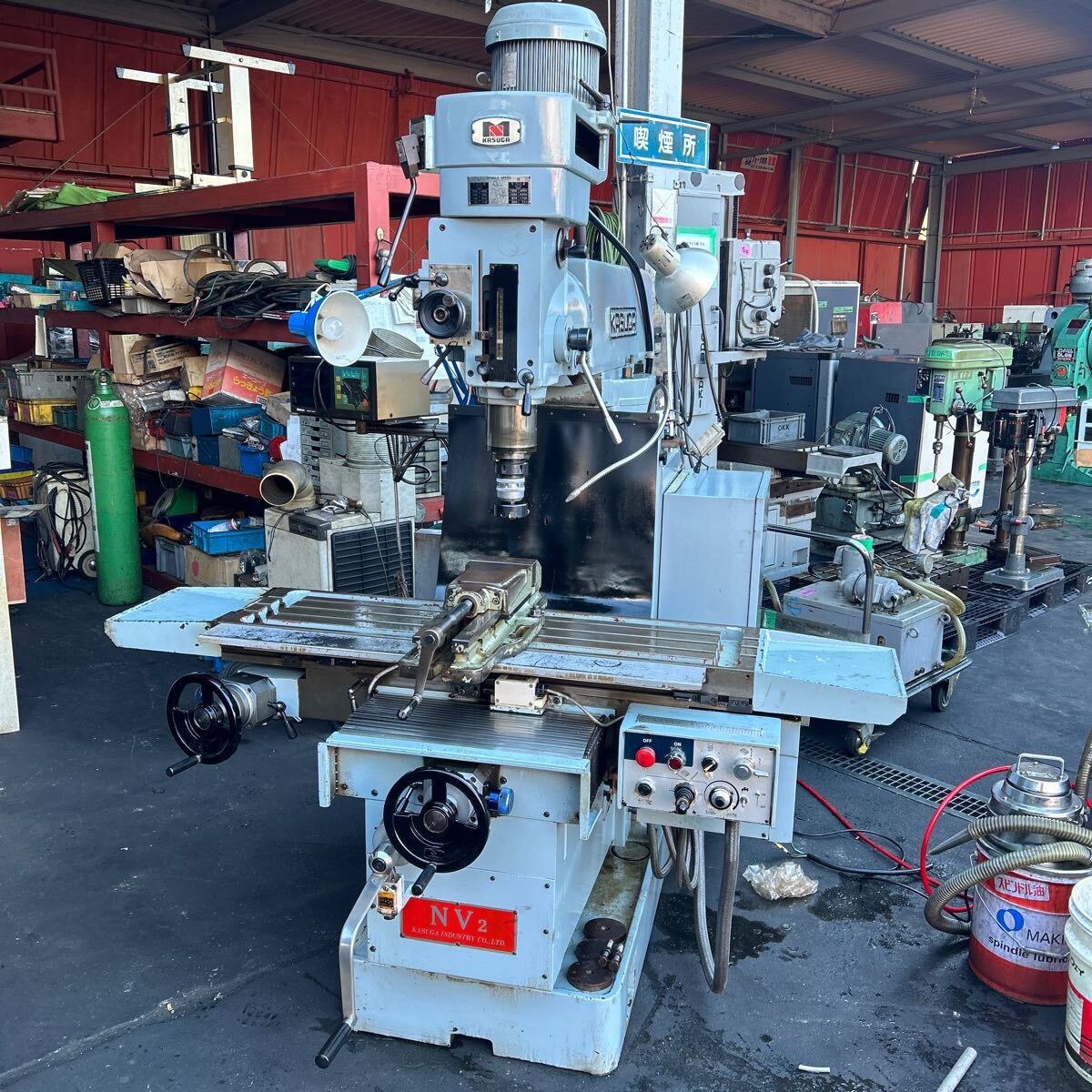 N6006 春日　ターレット フライス盤　型式NV2 NT40　テーブルサイズ1200×300　主軸回転数55-3000rpm　YZデジタルスケール　3軸送り