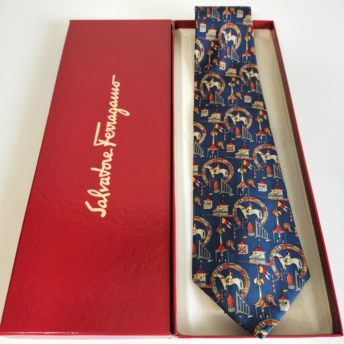 Salvatore Ferragamo(サルヴァトーレフェラガモ)紺旗建物馬人ネクタイ