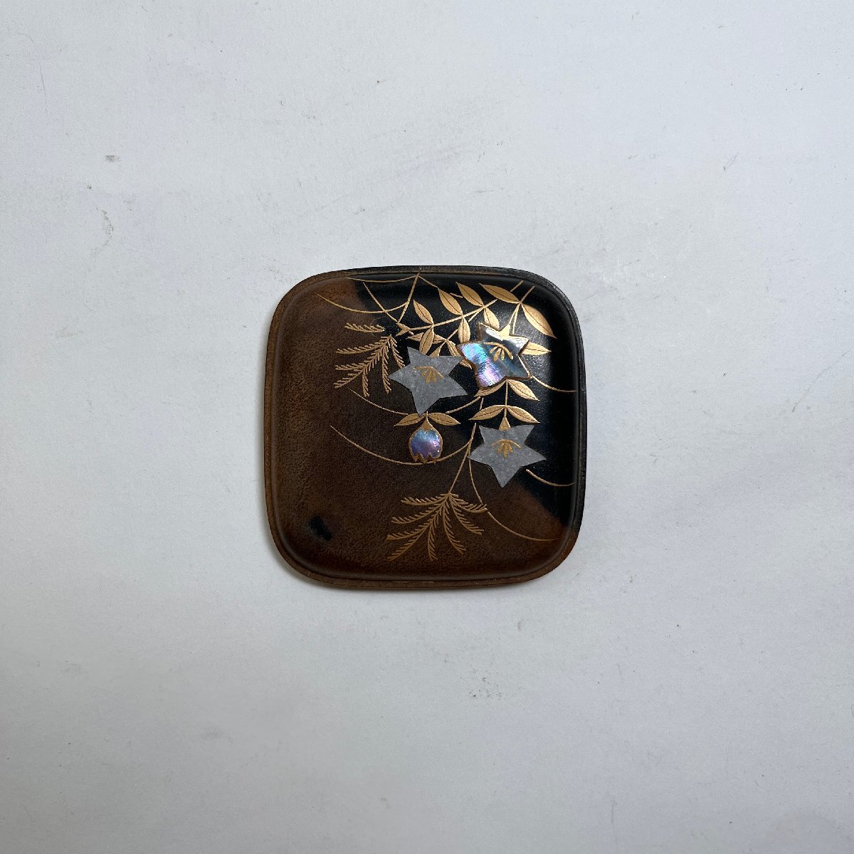 洛座】宗廣 作 黒柿秋草 螺鈿蒔絵 四方香合 共箱 茶道具 茶器 真作 洛座】宗廣 作 黒柿秋草 螺鈿蒔絵 四方香合 共箱 茶道具 茶器 真作