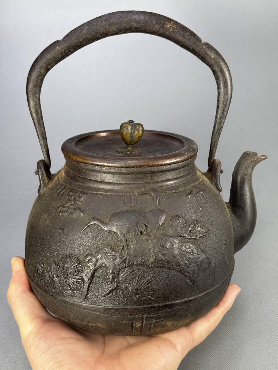 偲】龍文堂造 大国寿郎 時代物 鉄瓶 寿松 鶴と松 銀象嵌 金塗 偲】龍文堂造 大国寿郎 時代物 鉄瓶 寿松 鶴と松 銀象嵌 金塗