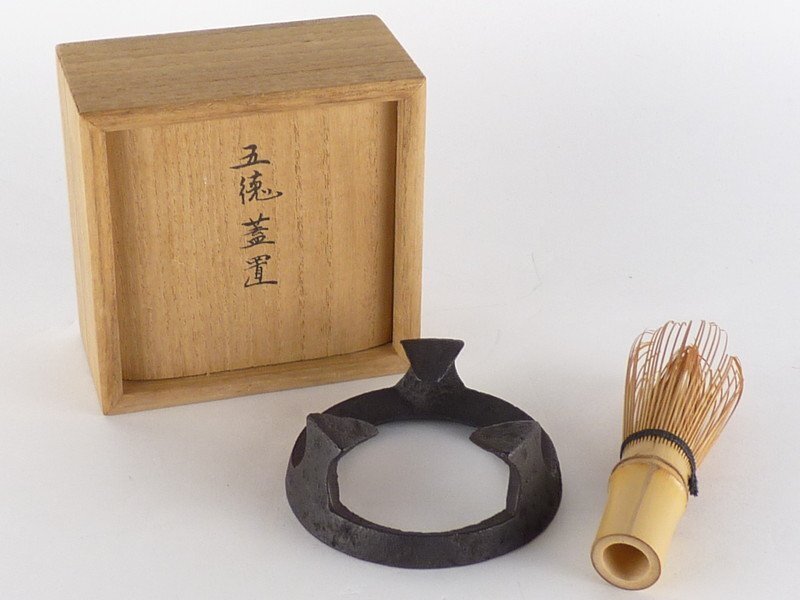 扇屋】釜師 畠春斎「五徳 蓋置」共箱 高さ 約2.5cm 幅 約7.5cm 扇屋】釜師 畠春斎「五徳 蓋置」共箱 高さ 約2.5cm 幅 約7.5cm