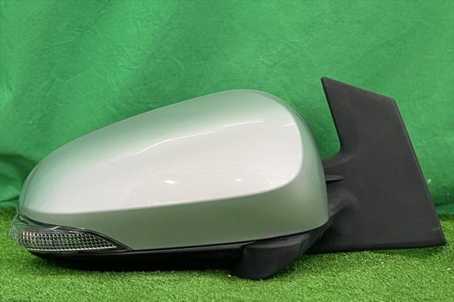 アクア DAA-NHP10 右ドアミラー 　1F7 シルバー 　電格　ウインカー付 TR1001 87910-52D70 トヨタ 純正 アクア NHP10 前期 右 サイドミラー ドアミラー シルバー