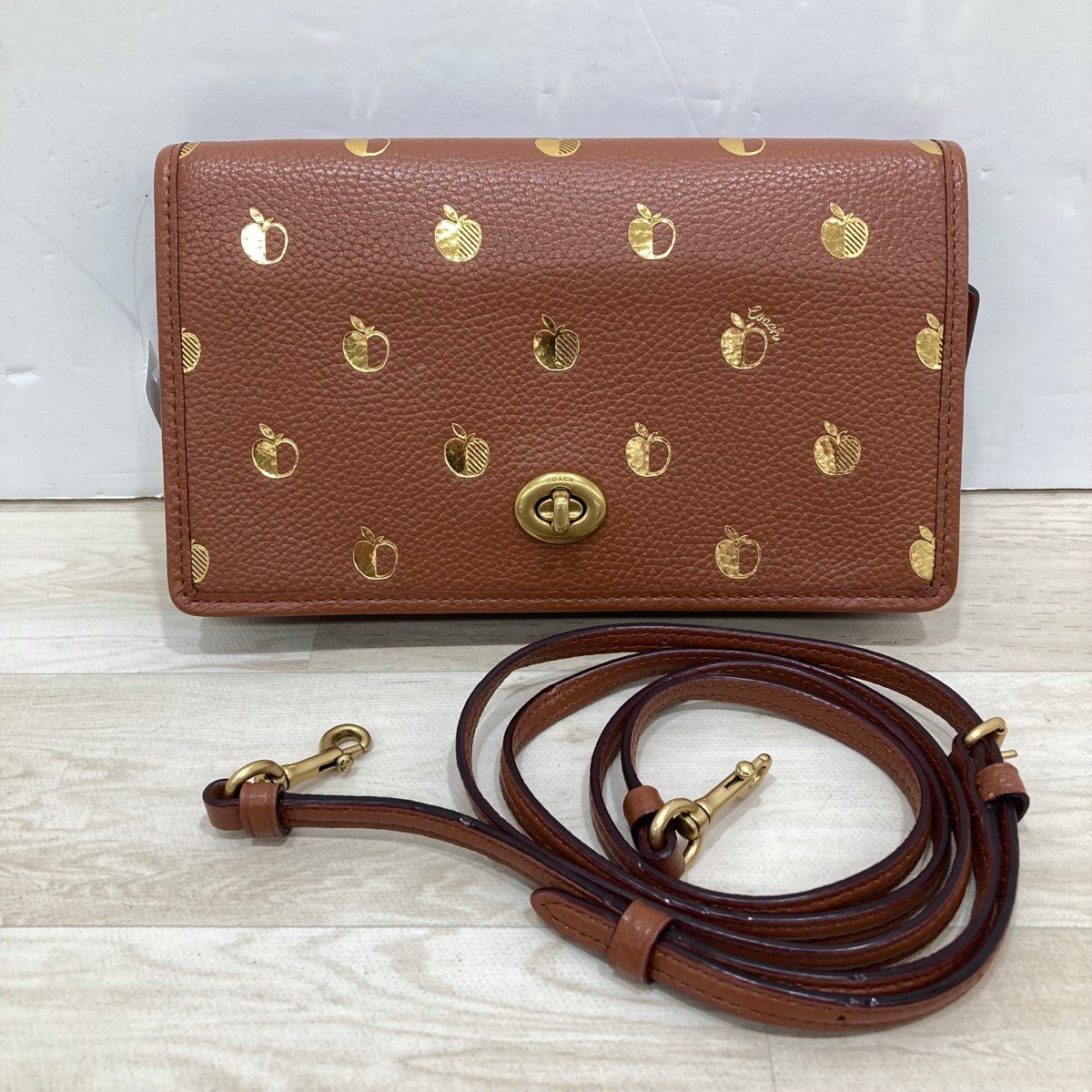 未使用 COACH コーチ ウォレットショルダー りんご柄 長財布 タグ付き[D2621]