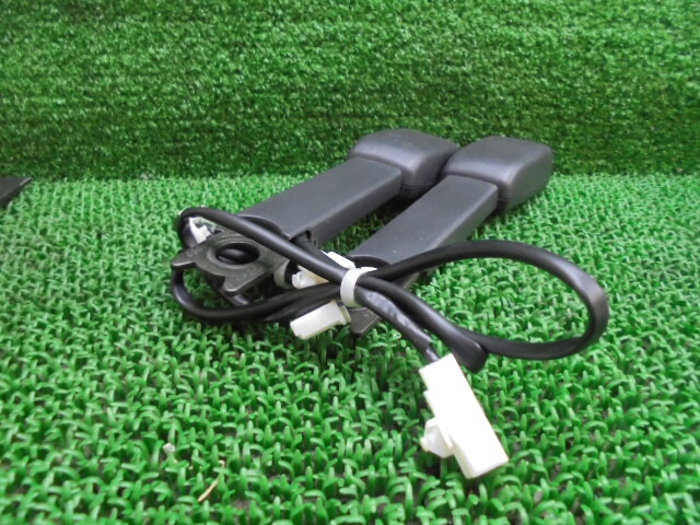 9EX1072 HA3)) トヨタ アルファードG ANH10W/ANH15W 前期型 AS プレミアムアルカンターラVe 純正 フロントシートベルトバックル左右_画像3