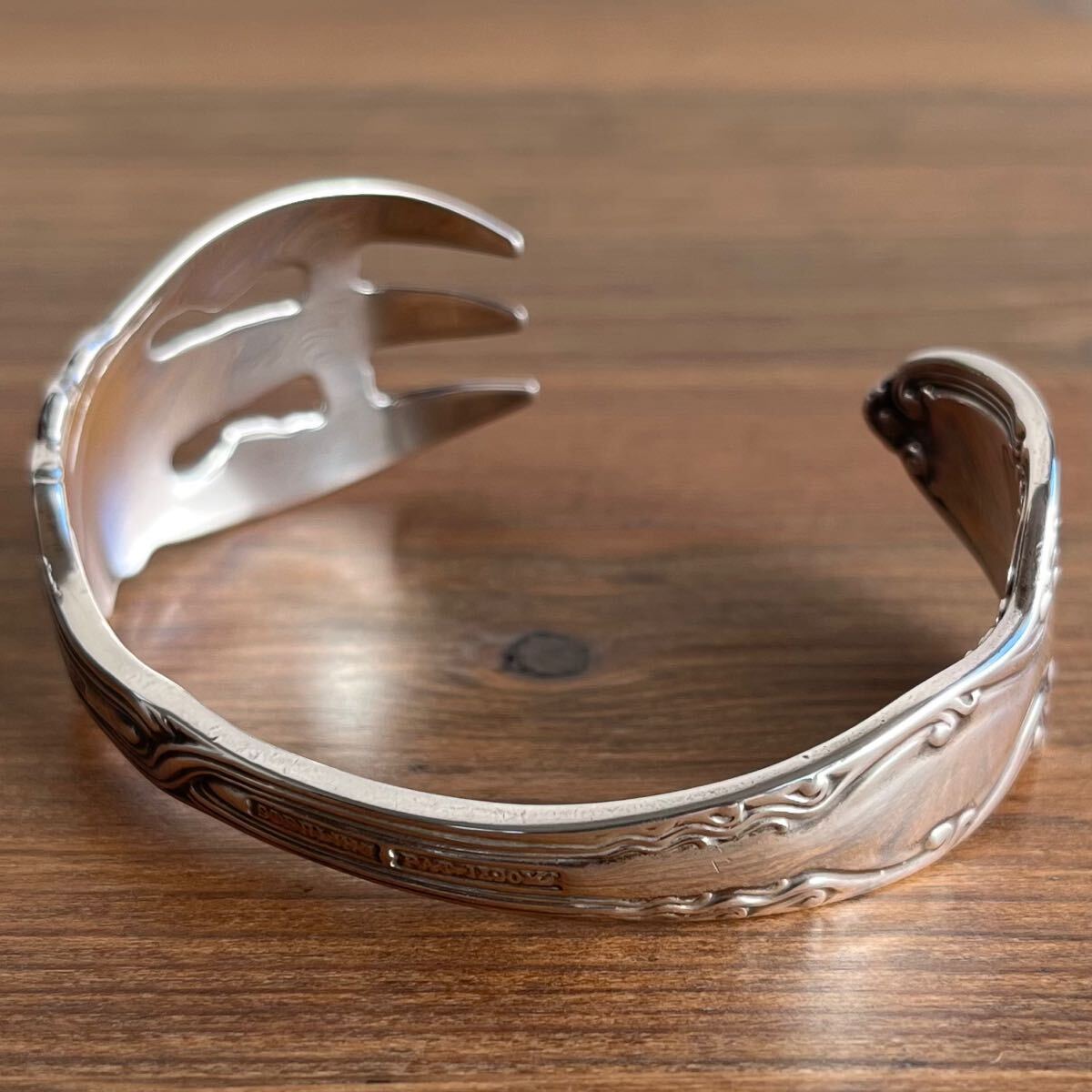 LOEWE ロエベ ツイストバングル カーフ スナフジタ アザラシ LOEWE ロエベ ツイストバングル カーフ スナフジタ アザラシ