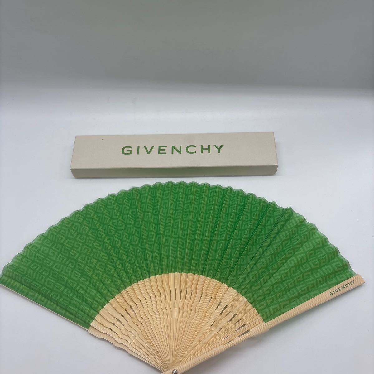 Givenchy 扇子 ノベルティ センス ジバンシィ