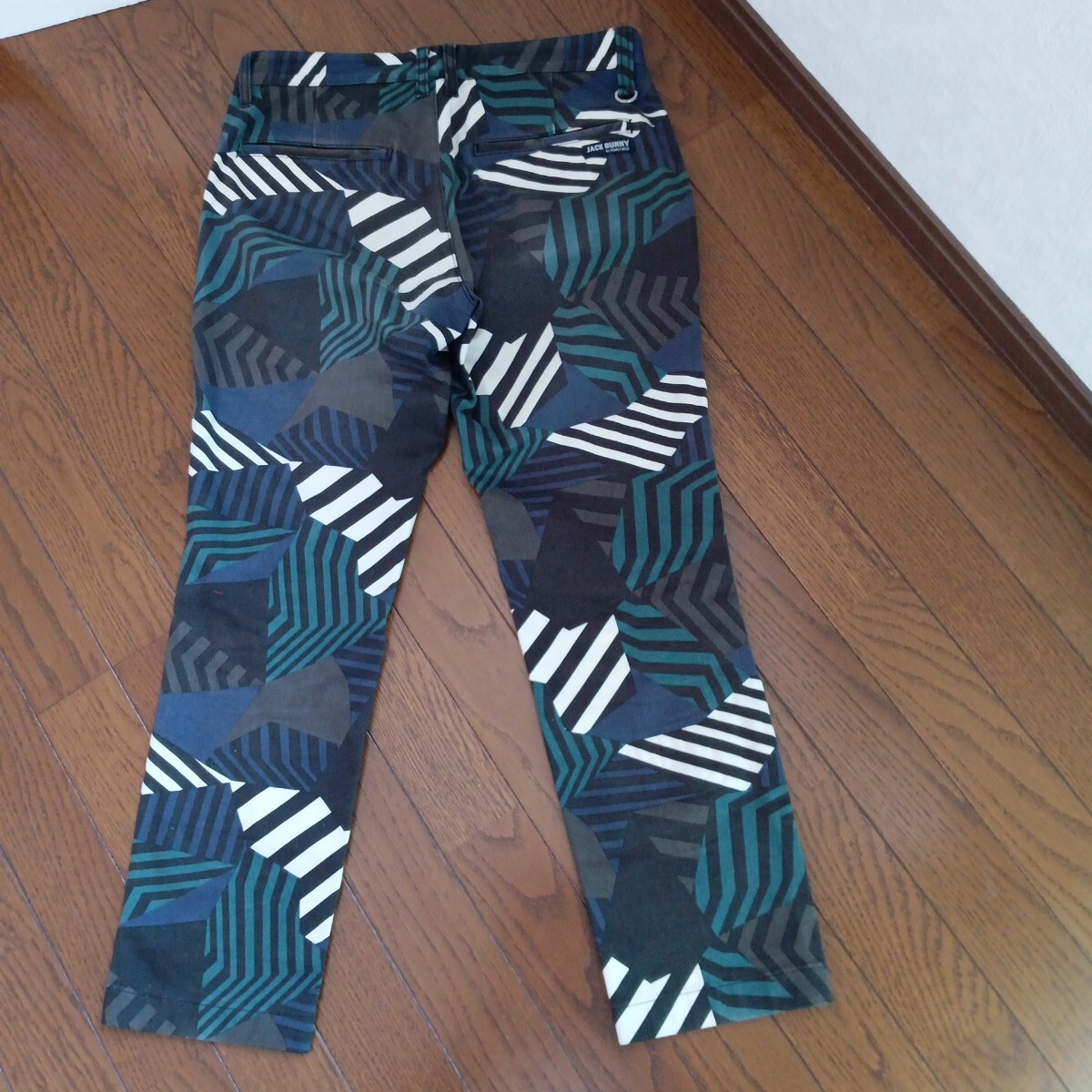 1737【中古】Jack Bunny golf　ジャックバニー　ゴルフウェア　ロングパンツ　メンズ　サイズ　M（4）幾何学模様の総柄_画像10