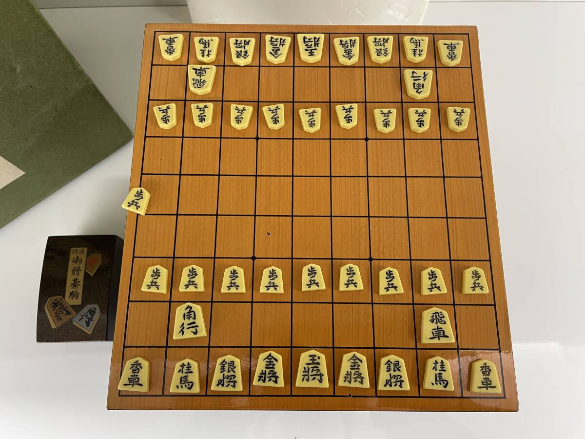 漆芸 御将棊盤 ミニサイズ 柳山作 蒔絵 楼閣山水図 特撰御将棋駒 漆芸 御将棊盤 ミニサイズ 柳山作 蒔絵 楼閣山水図 特撰御将棋駒