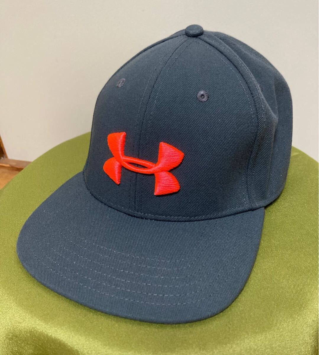M★送料390円★美品★ UNDER ARMOUR アンダーアーマー キャップ 56cm 58cm 帽子 ネイビー 濃いグレー 野球帽