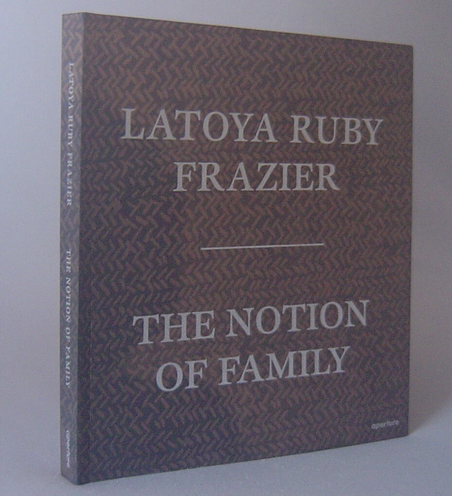 ☆THE NOTION OF FAMILY　　LATOYA RUBY FRAZIER　（洋書・写真集・アート）