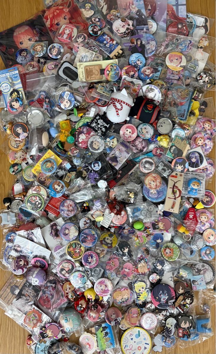 アニメグッズ　大量　約600点　まとめ売り　アクリルキーホルダー　ラバーストラップ　缶バッジ　アクリルスタンド　美少女　7A3