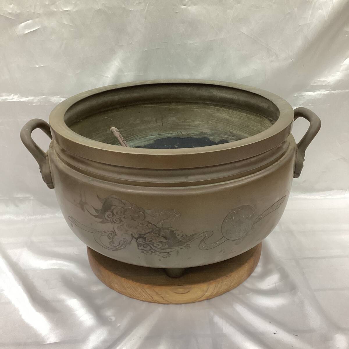真鍮製 円形 火鉢 大火鉢 直径:約58cm 高さ約33cm約13.3kg 双耳 真鍮製 円形 火鉢 大火鉢 直径:約58cm 高さ約33cm約13.3kg 双耳