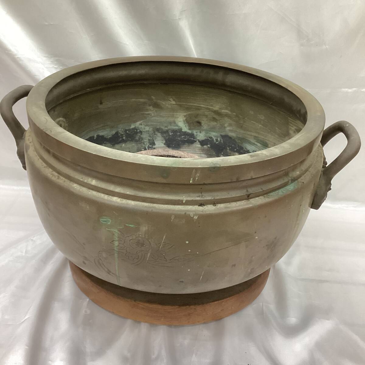 真鍮製 円形 火鉢 大火鉢 直径:約58cm 高さ約33cm約13.3kg 双耳 真鍮製 円形 火鉢 大火鉢 直径:約58cm 高さ約33cm約13.3kg 双耳