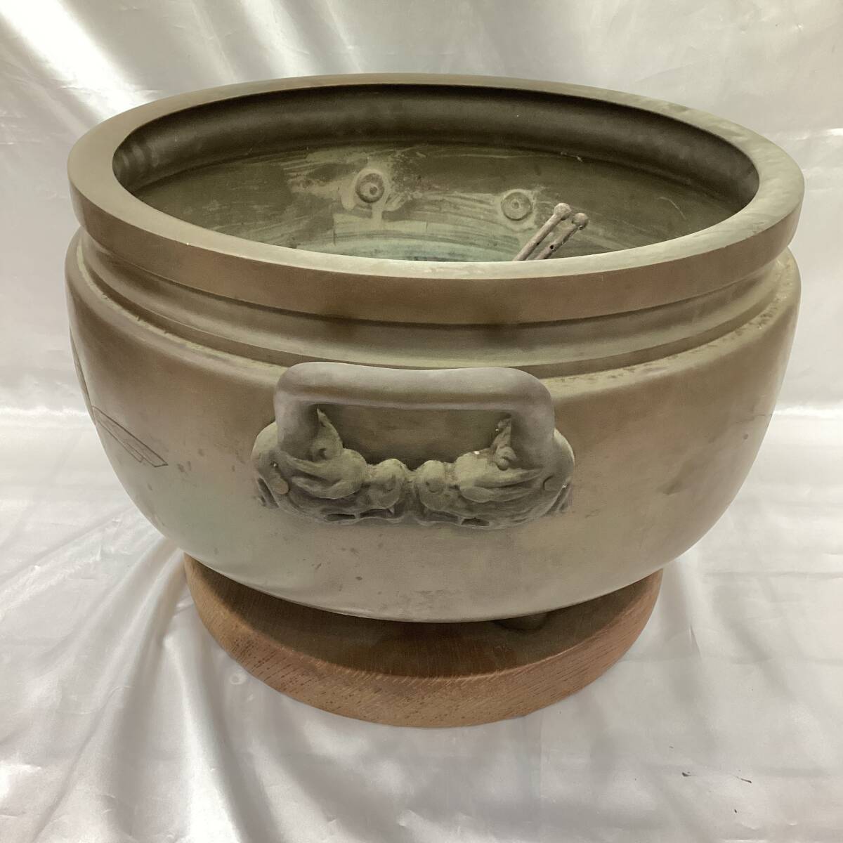 真鍮製 円形 火鉢 大火鉢 直径:約58cm 高さ約33cm約13.3kg 双耳 真鍮製 円形 火鉢 大火鉢 直径:約58cm 高さ約33cm約13.3kg 双耳