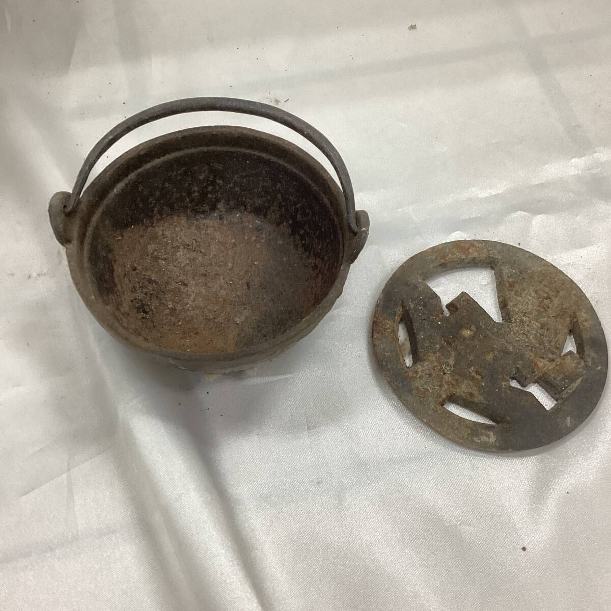 真鍮製 円形 火鉢 大火鉢 直径:約58cm 高さ約33cm約13.3kg 双耳 真鍮製 円形 火鉢 大火鉢 直径:約58cm 高さ約33cm約13.3kg 双耳