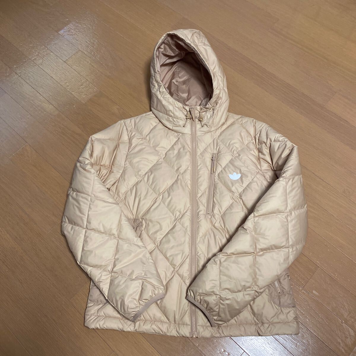 アディダス　adidas ダウンジャケット　サイズM MENS メンズ　ベージュ　新品未使用品　タグ付