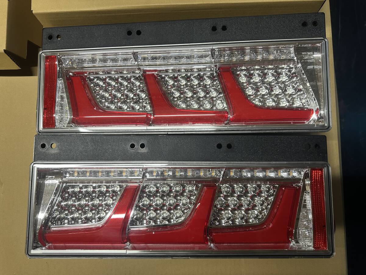 A)小糸製 LEDテールランプ 新車外し品。横500。タテ155ですね A)小糸製 LEDテールランプ 新車外し品。横500。タテ155ですね