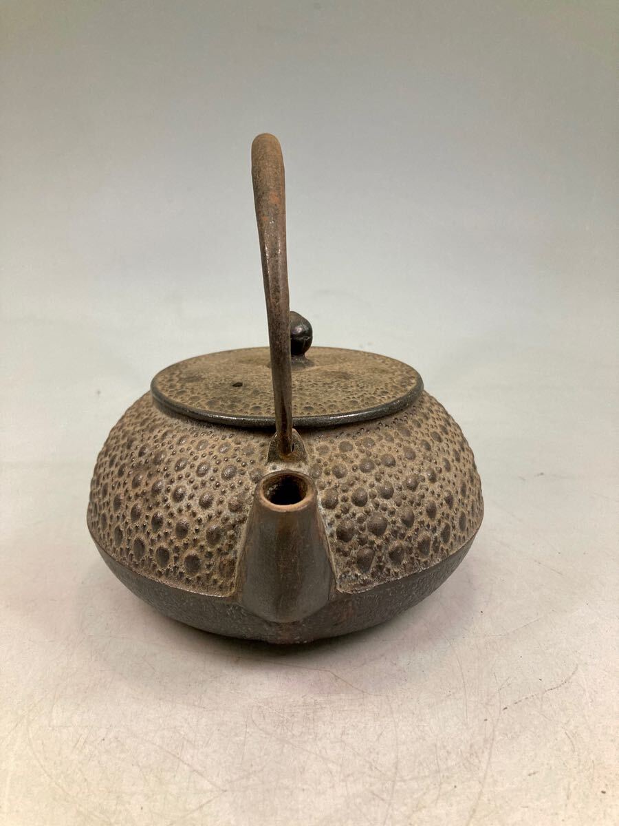 南部鉄瓶 岩鋳造 亀甲霰文鉄瓶 茶道具 鉄器 岩鋳 金属工芸 古美術品　壺 南部鉄瓶 岩鋳造 亀甲霰文鉄瓶 茶道具 鉄器 岩鋳 金属工芸 古美術品