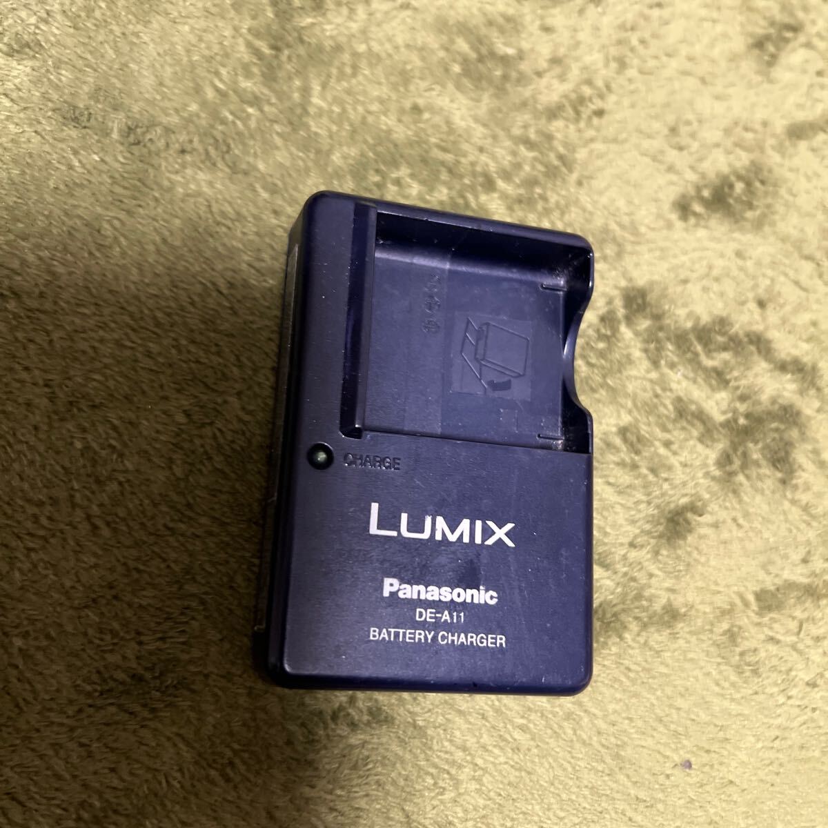 【使用品】 Panasonic LUMIX DE-A11 バッテリーチャージャー 充電器 デジタルカメラ用　L5000970DC 