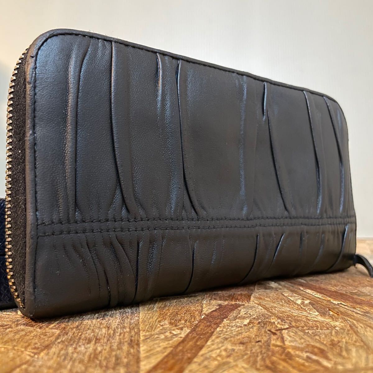 1円 極美品 PRADA プラダ 長財布 ラウンドファスナー レザー 1円 極美品 PRADA プラダ 長財布 ラウンドファスナー レザー