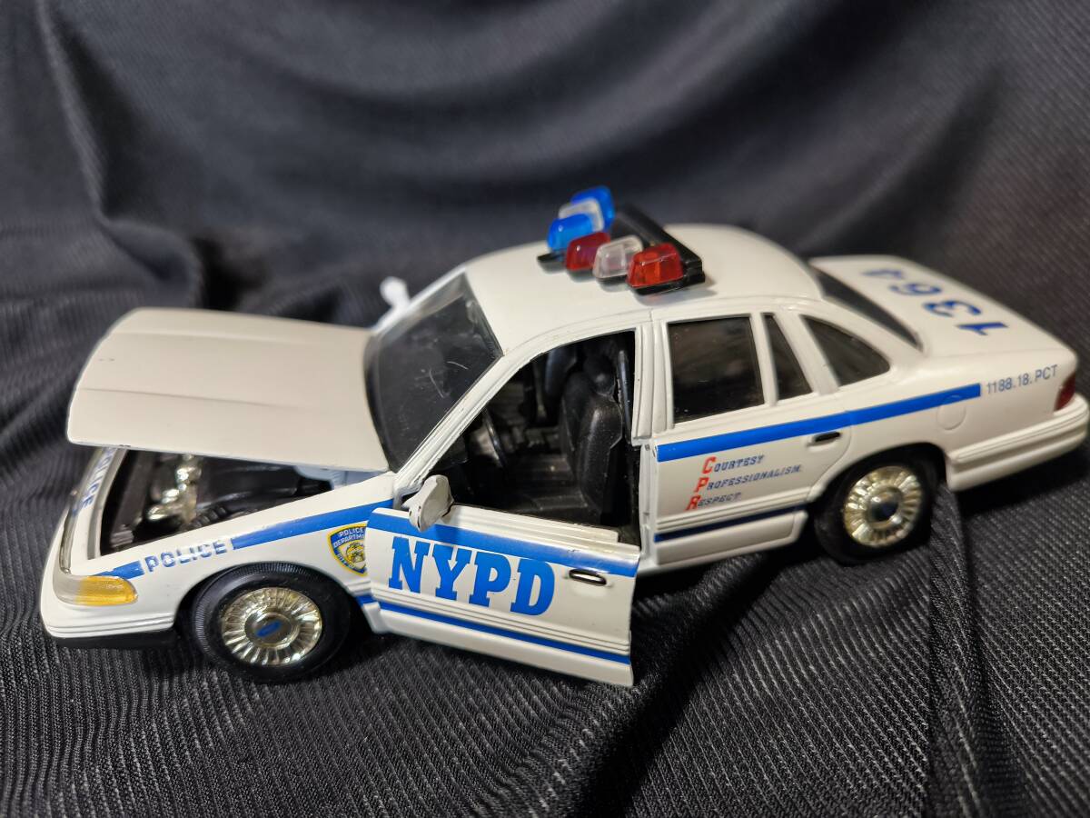 1/24フォード クラウン ビクトリア NYPD FORD Police Crown Victoria ハイウェイパトカー ポリスカー ミニカー アメ車 ダイキャスト