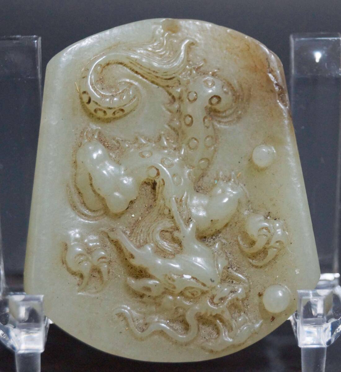 古代 和田玉(ホータン)細工浮き彫り『古代龍戯珠祥瑞文』玉佩 根付 緒締玉 提げ物 装飾品☆美しい石目☆時代物☆s70124