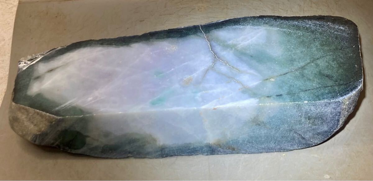 ミャンマー産超巨石天然本翡翠原石2.42kg2面カット内1面のみ磨き済み［JADEITE］ラベンダー＆グリーン？？