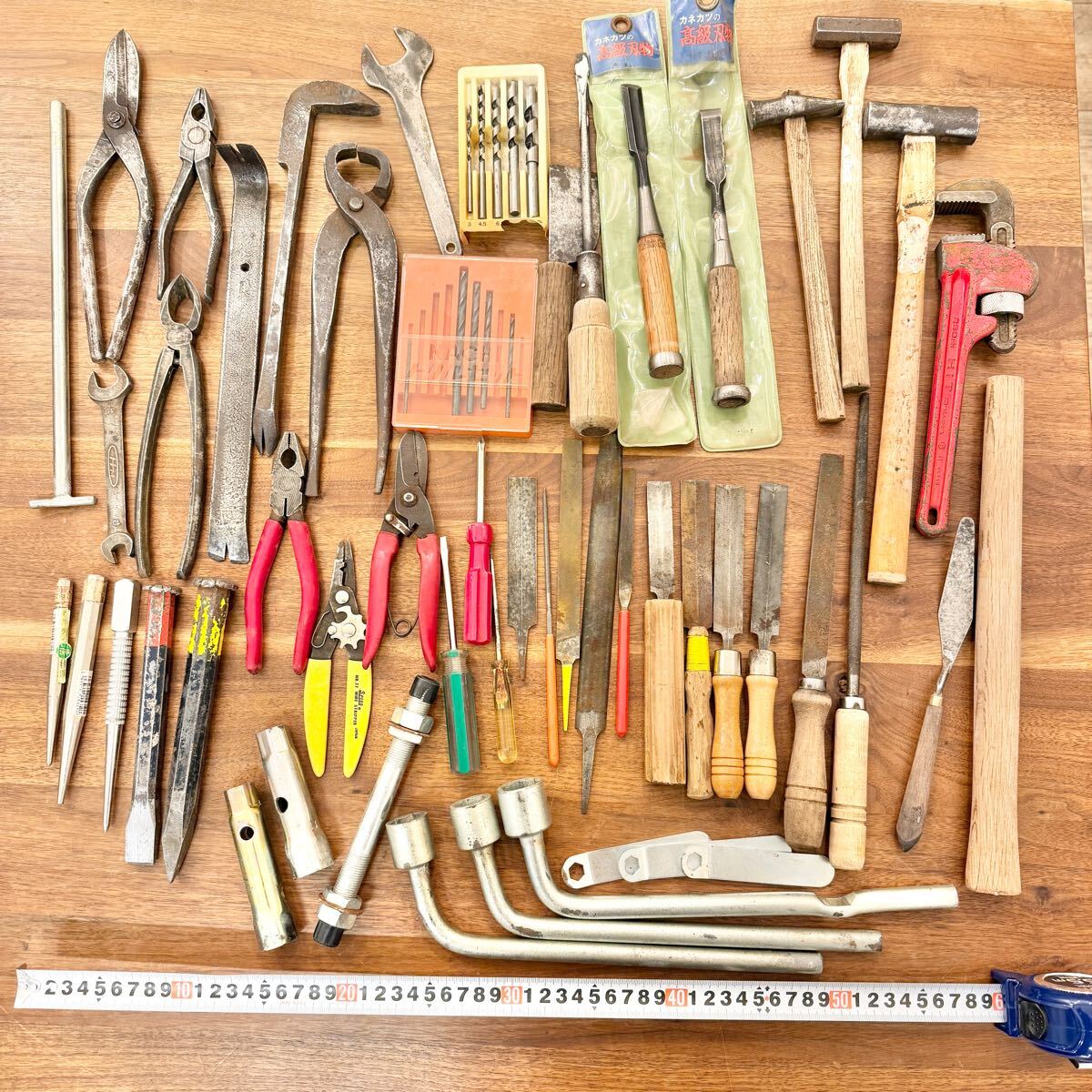 工具 大工道具 ハンマー ペンチ ドライバー スパナ 金槌 鑿 のみ ドリル ハサミ センターポンチ やすり 六角レンチ 万力 バールなど