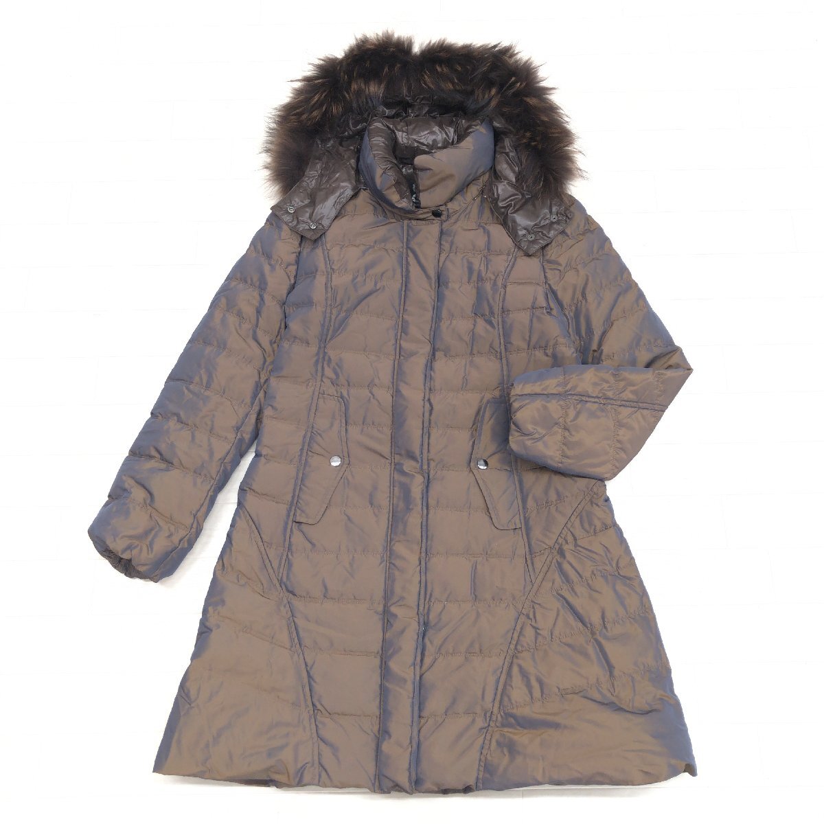 ◆DONEY casa ドネイカーサ チャイニーズラクーン装飾 光沢 フーデット ダウンコート 40(L) ブラウン系 ダウンジャケット ロングコート