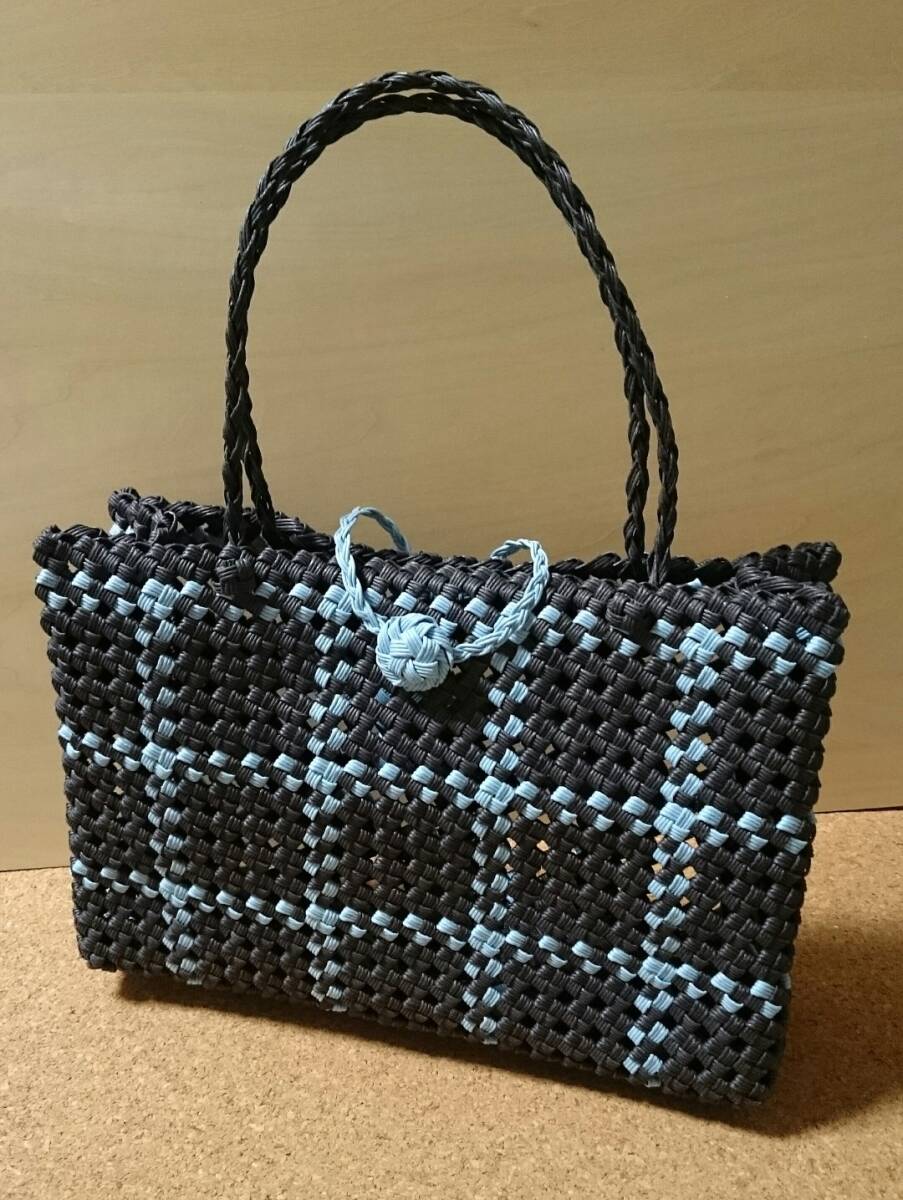 ハンドメイド　格子模様のシックなかごバッグ（黒）